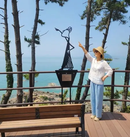 당당한 그녀 — 설치미술 작품