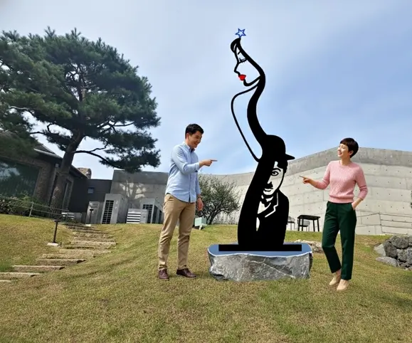마마보이 채플린 — 설치미술 작품