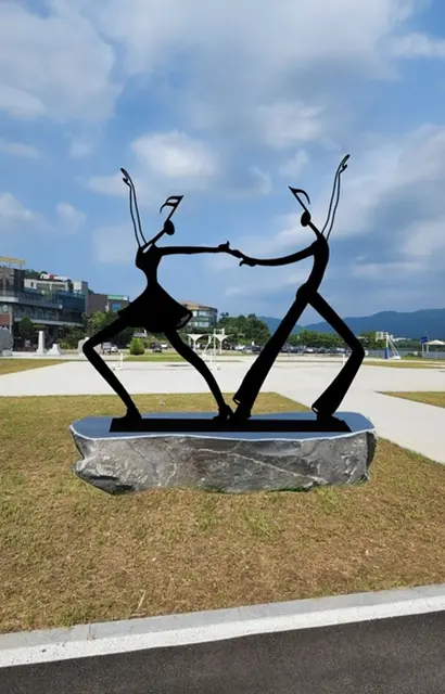 영원한 왈츠 — 설치미술 작품